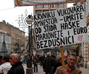 09.12.2010., Rijeka - Prosvjed Marina Miocica Stosica zbog odluke o smanjenju kazne Veselinu Sljivancaninu. Nosio je transparent na kojem pise "Krvniku Vukovara amnestija - umrite od stida haske marionete i euro bezdusnici". 
Photo: Goran Kovacic/PIXSELL