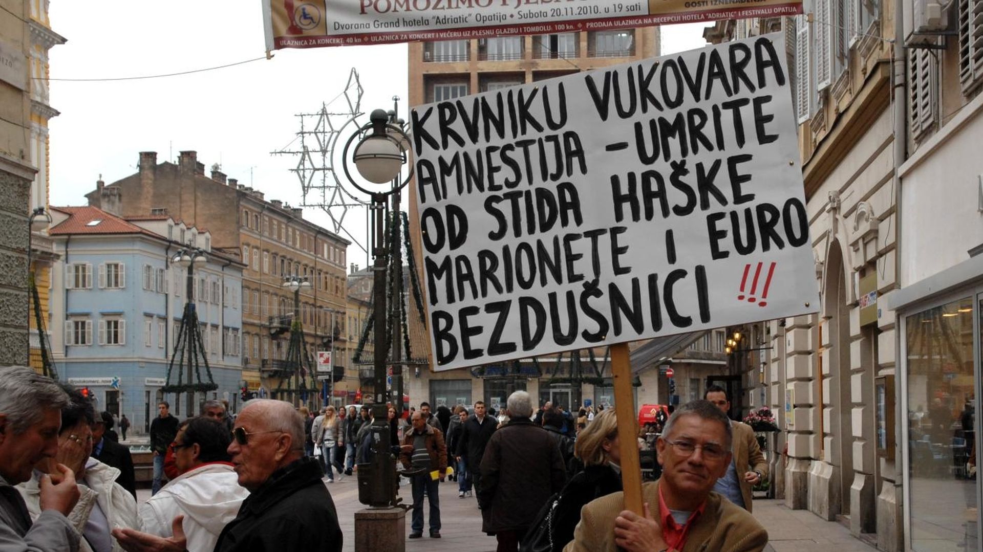 09.12.2010., Rijeka - Prosvjed Marina Miocica Stosica zbog odluke o smanjenju kazne Veselinu Sljivancaninu. Nosio je transparent na kojem pise "Krvniku Vukovara amnestija - umrite od stida haske marionete i euro bezdusnici". 
Photo: Goran Kovacic/PIXSELL