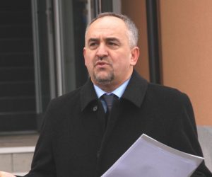 22.12.2010., Bjelovar - Direktor APN-a (Agencija za pravni promet i posredovanje nekretninama) Grga Ivezic, rijec je o projektu poticajne stanogradnje u kojem je na bjelovarskoj adresi Prilaz Andrije Hebranga 109 izgradjeno 30 stanova za koji su vlasnici placali 876 eura po "kvadratu", a pri cemu je Grad Bjelovar sufinancirao gradnju sa 158 eura po kvadratu 
Photo: Damir Spehar/PIXSELL