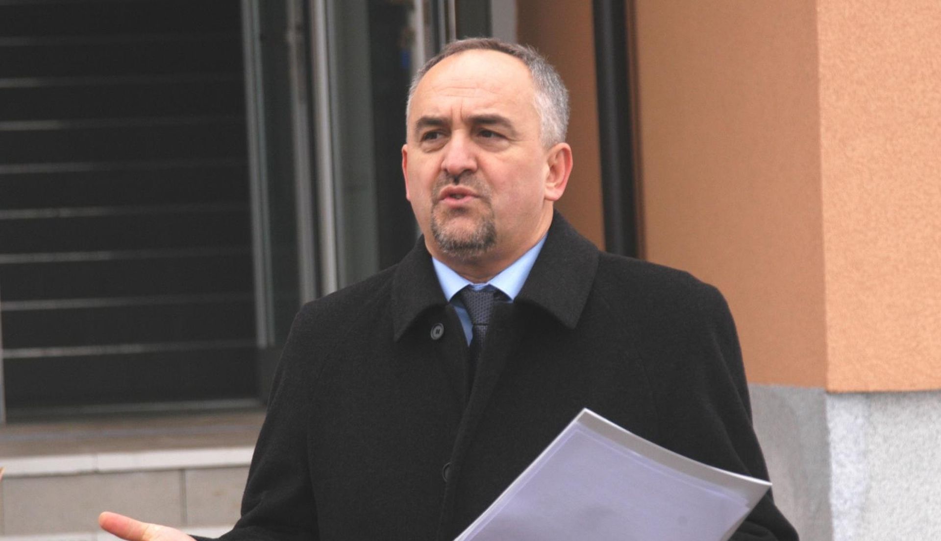 22.12.2010., Bjelovar - Direktor APN-a (Agencija za pravni promet i posredovanje nekretninama) Grga Ivezic, rijec je o projektu poticajne stanogradnje u kojem je na bjelovarskoj adresi Prilaz Andrije Hebranga 109 izgradjeno 30 stanova za koji su vlasnici placali 876 eura po "kvadratu", a pri cemu je Grad Bjelovar sufinancirao gradnju sa 158 eura po kvadratu 
Photo: Damir Spehar/PIXSELL