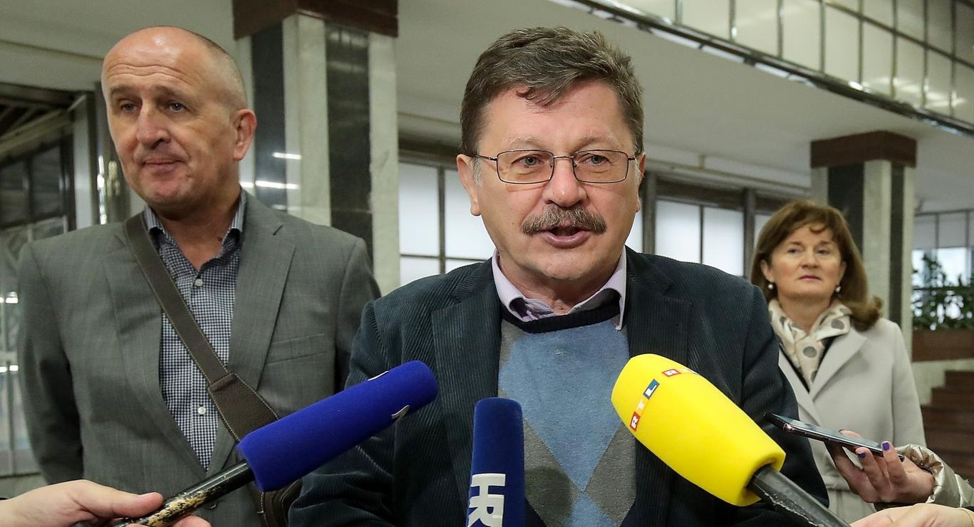08.11.2019., Zagreb - Sastanak pregovarackih odbora Vlade i sindikata javnih sluzbi za pregovore o sklapanju dodatka Temeljnom kolektivnom ugovoru za sluzbenike i namjestenike u javnim sluzbama odrzao se u Ministarstvu rada i mirovinskog sustava. Dolazak sindikalnih celnika. Vilim Ribic. 
Photo: Goran Stanzl/PIXSELL