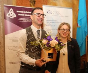 11.11.2019., Rijeka - Sredisnja nacionalna proslava Dana hrvatskih knjiznica i dodjela priznanja "Knjiznica godine" Gradskoj knjiznici Rijeka odrzana je u Mramornoj dvorani Guvernerove palace. Predsjednica Hrvatskog knjiznicarskog drustva Dijana Machala urucila je priznanje ravnatelju GK Rijeka Niki Cvjetkovicu.
Photo:Goran Kovacic/PIXSELL