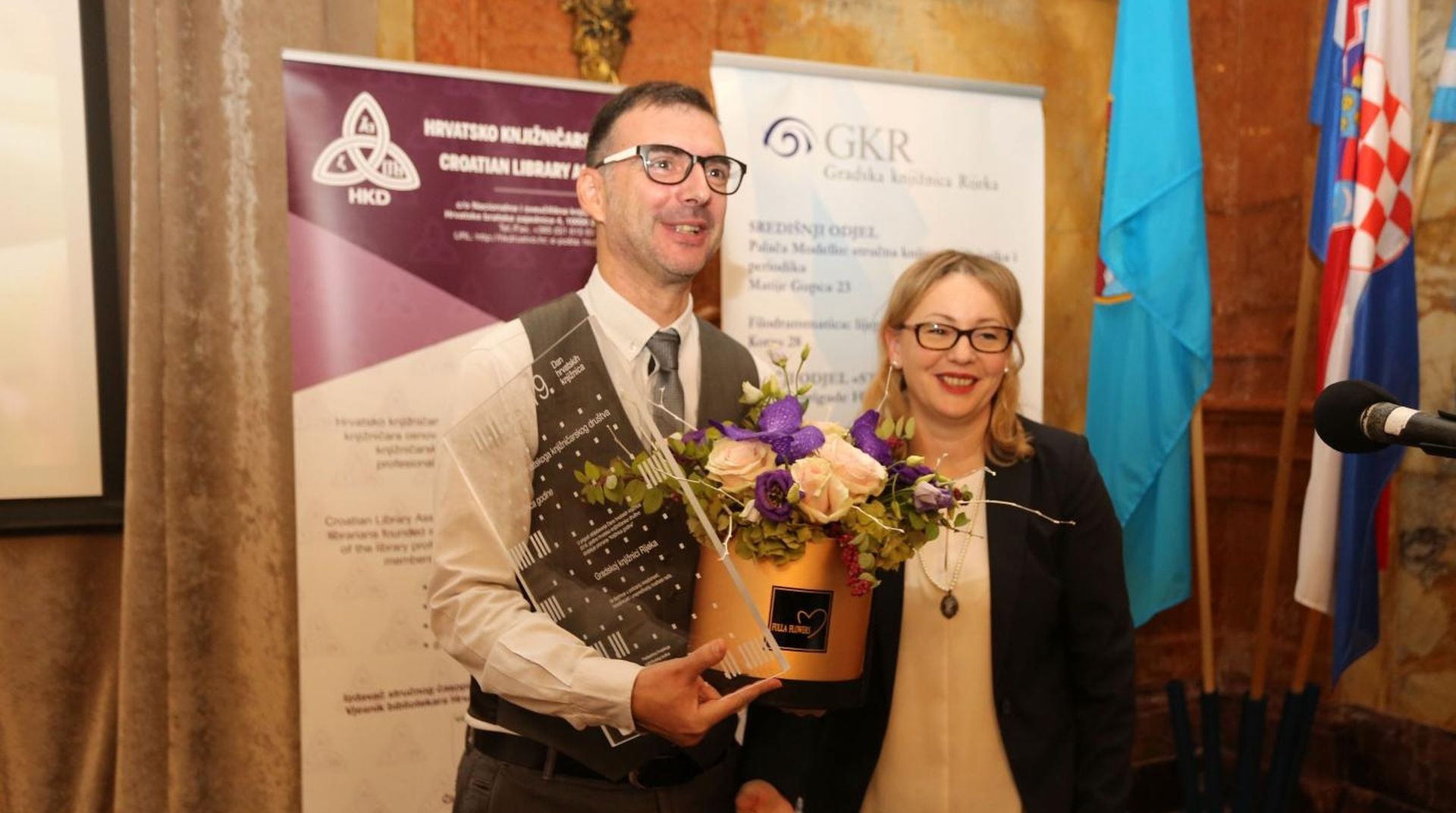 11.11.2019., Rijeka - Sredisnja nacionalna proslava Dana hrvatskih knjiznica i dodjela priznanja "Knjiznica godine" Gradskoj knjiznici Rijeka odrzana je u Mramornoj dvorani Guvernerove palace. Predsjednica Hrvatskog knjiznicarskog drustva Dijana Machala urucila je priznanje ravnatelju GK Rijeka Niki Cvjetkovicu.
Photo:Goran Kovacic/PIXSELL