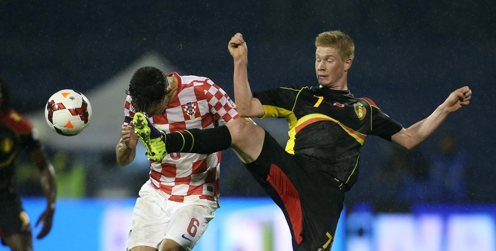 11.10.2013., stadion Maksimir, Zagreb - Kvalifikacijska nogometna utakmica za Svjetsko prvenstvo 2014. u Brazilu, skupina A, Hrvatska - Belgija. Dejan Lovren, Kevin De Bruyne. 
Photo: Igor Kralj/PIXSELL