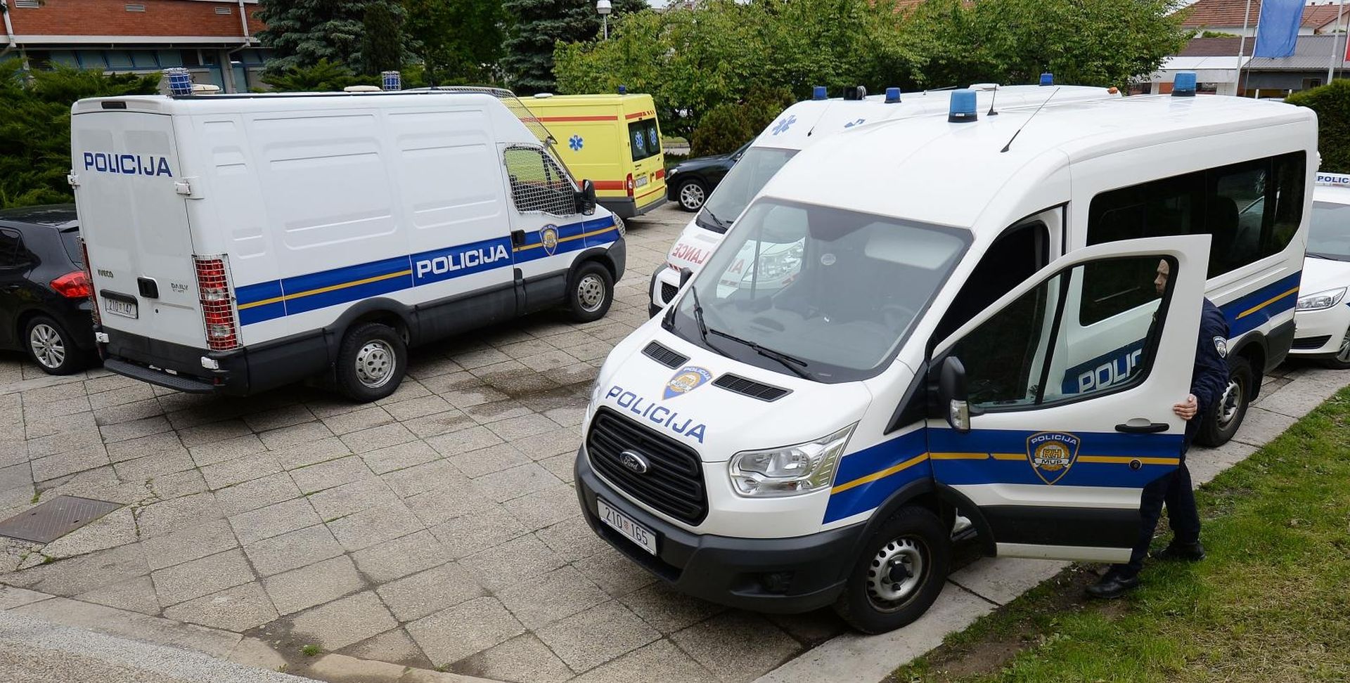 14.05.2019., Cakovec- Policija privodi migrante nakon pruzanja lijecnicke pomoci u Zupanijskoj bolnici Cakovec.
Photo: Vjeran Zganec Rogulja/PIXSELL