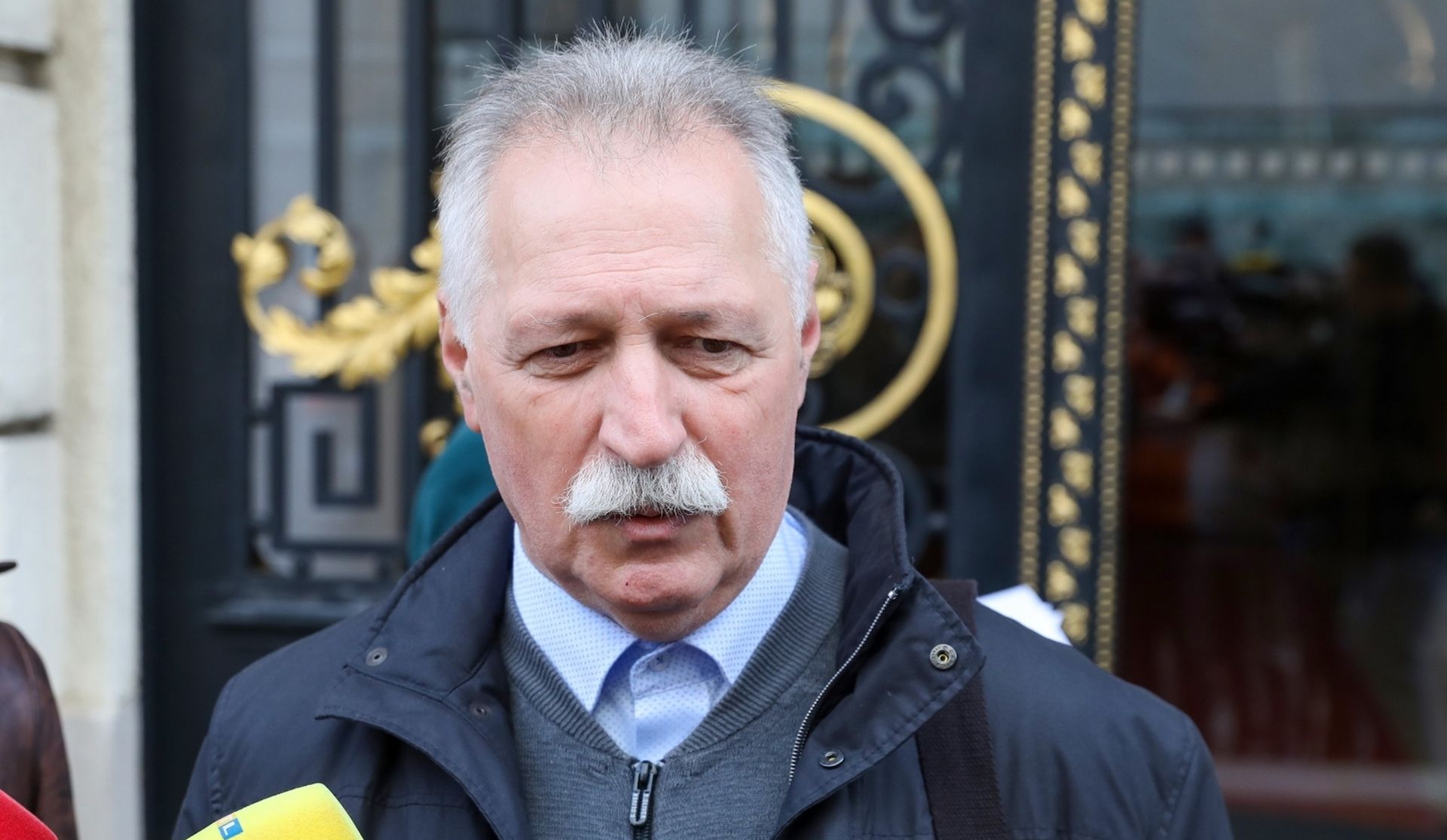 14.11.2019., Zagreb - Predstavnici Sindikata hrvatskih ucitelja i Nezavisnog sindikata zaposlenih u srednjim skolama Hrvatske na Trgu svetog Marka, ispred Hrvatskog sabora saborskim zastupnicima dijeliti letke te ih pozivati da ne prihvate Proracun za 2020. Photo: Patrik Macek/PIXSELL