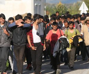17.10.2019., Bihac - U migrantskom kampu Vucjak u blizini Bihaca trenutno boravi izmedu 1500 i 2000 migranata. U satorskom naselju koje je podignuto jos u lipnju ove godine migranti spavaju u satorima, vodu im dopremaju u cisternama, a struja je iz agregata. Volonteri Crvenog kriza svakodnevno im podijele dva obroka, ujutro i topli obrok popodne. Bosanskohercegovacka policija dovodi grupu migranata iz Bihaca u kamp Vucjak.
Photo: Kristina Stedul Fabac/PIXSELL