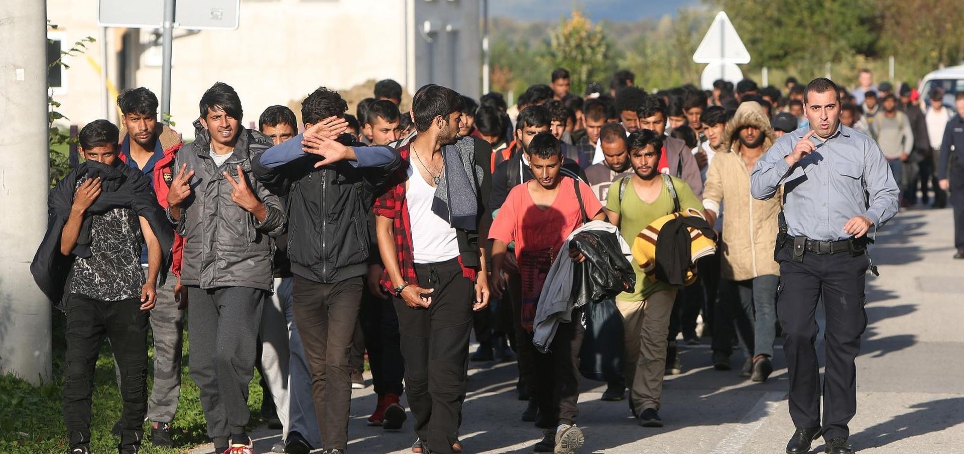 17.10.2019., Bihac - U migrantskom kampu Vucjak u blizini Bihaca trenutno boravi izmedu 1500 i 2000 migranata. U satorskom naselju koje je podignuto jos u lipnju ove godine migranti spavaju u satorima, vodu im dopremaju u cisternama, a struja je iz agregata. Volonteri Crvenog kriza svakodnevno im podijele dva obroka, ujutro i topli obrok popodne. Bosanskohercegovacka policija dovodi grupu migranata iz Bihaca u kamp Vucjak.
Photo: Kristina Stedul Fabac/PIXSELL