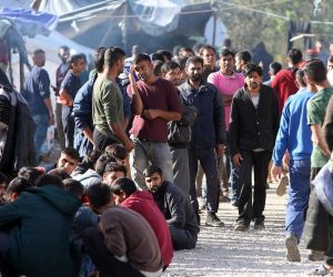 17.10.2019., Bihac - U migrantskom kampu Vucjak u blizini Bihaca trenutno boravi izmedu 1500 i 2000 migranata. U satorskom naselju koje je podignuto jos u lipnju ove godine migranti spavaju u satorima, vodu im dopremaju u cisternama, a struja je iz agregata. Volonteri Crvenog kriza svakodnevno im podijele dva obroka, ujutro i topli obrok popodne.
Photo: Kristina Stedul Fabac/PIXSELL