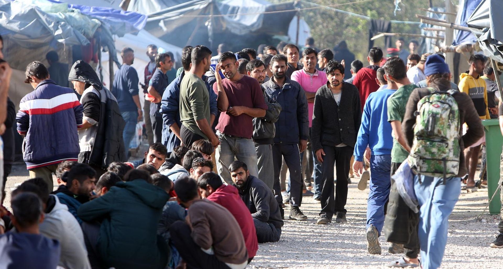 17.10.2019., Bihac - U migrantskom kampu Vucjak u blizini Bihaca trenutno boravi izmedu 1500 i 2000 migranata. U satorskom naselju koje je podignuto jos u lipnju ove godine migranti spavaju u satorima, vodu im dopremaju u cisternama, a struja je iz agregata. Volonteri Crvenog kriza svakodnevno im podijele dva obroka, ujutro i topli obrok popodne.
Photo: Kristina Stedul Fabac/PIXSELL