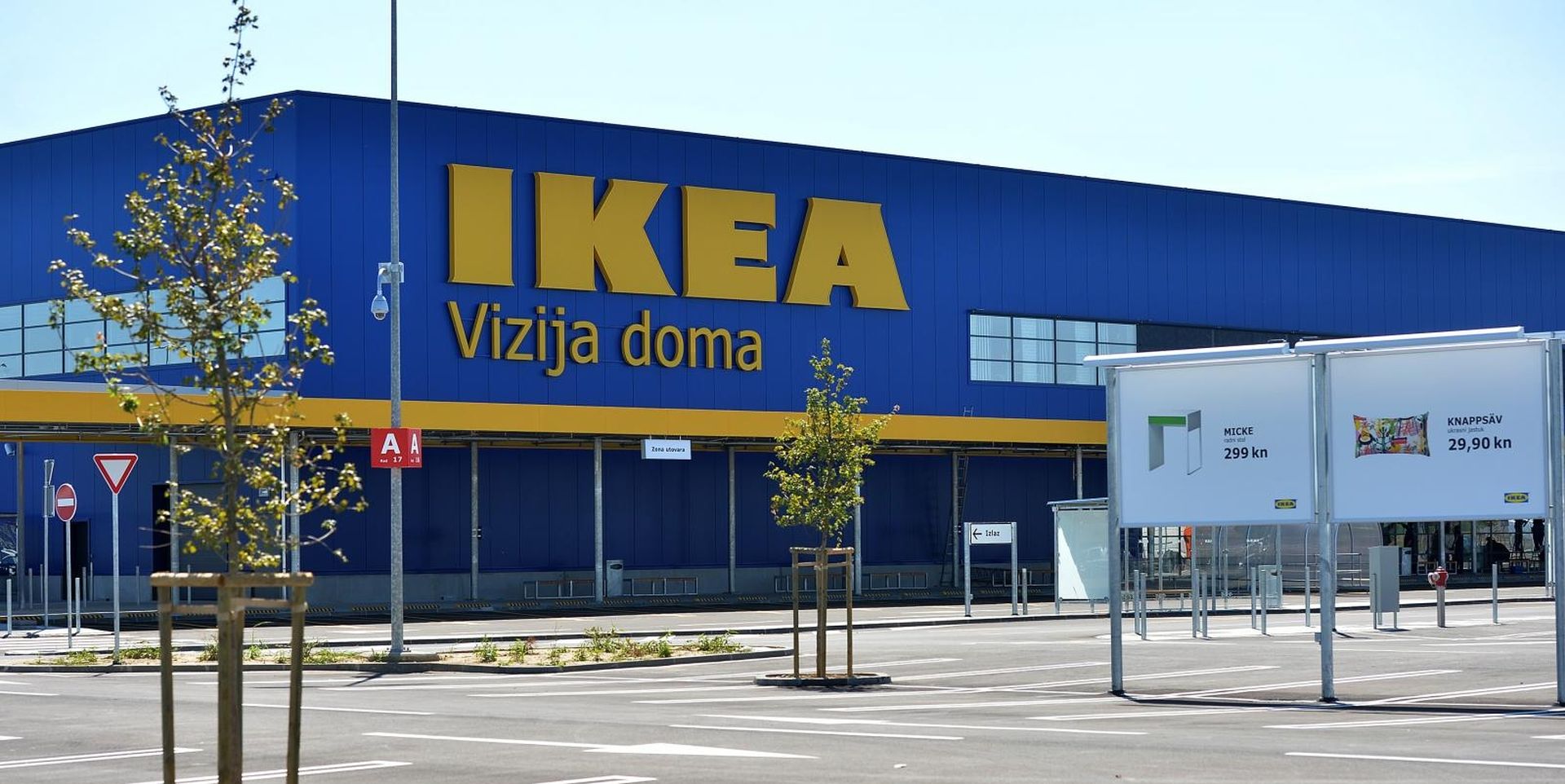 18.08.2014., Zagreb - Posljednje pripreme i zavrsni radovi na vanjskom djelu centra Ikea prije otvaranja. 
Photo: Marko Prpic/PIXSELL