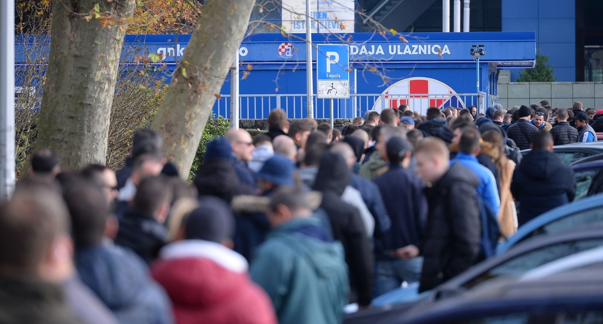19.11.2019., Zagreb - Drugi dan prodaje karata za gostujucu utakmicu GNK-a Dinamo koji u petom kolu Lige prvaka igra u Milanu 26. studenog protiv Atalante. Photo: Marko Prpic/PIXSELL