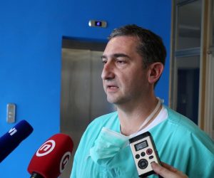 19.11.2019., Rijeka - Izjava pred Jedinicom intenzivnog lijecenja dr. Kazimira Juricica o stanju migranta propucanog u Gorskom kotaru. Photo: Goran Kovacic/PIXSELL