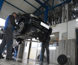 Prvi snijeg stvorio je velike gužve kod vulkanizera pa se na izmjenu guma čekalo po nekoliko sati 20.11.2018., Bjelovar - Iako je 15. studenog prema prometnom zakonu pocela obvezna uporaba zimske opreme za sve vrste motornih vozila, mnogi vozaci su oklijevali s odlukom o zamijeni guma. Medjutim, jutrosnji snijeg sve je vozace natjerao na izmjenu guma, pa su stoga vulkanizerske radionice suocene s navalom vozaca koji ljetne gume zamjenjuju zimskima. Zbog velike guzve na izmjenu guma cekalo se po nekoliko sati. Photo: Damir Spehar/PIXSELL