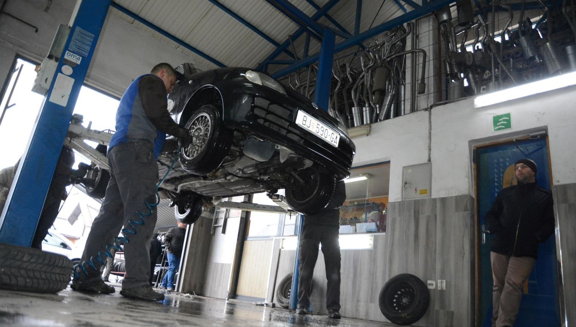 Prvi snijeg stvorio je velike gužve kod vulkanizera pa se na izmjenu guma čekalo po nekoliko sati 20.11.2018., Bjelovar - Iako je 15. studenog prema prometnom zakonu pocela obvezna uporaba zimske opreme za sve vrste motornih vozila, mnogi vozaci su oklijevali s odlukom o zamijeni guma. Medjutim, jutrosnji snijeg sve je vozace natjerao na izmjenu guma, pa su stoga vulkanizerske radionice suocene s navalom vozaca koji ljetne gume zamjenjuju zimskima. Zbog velike guzve na izmjenu guma cekalo se po nekoliko sati. Photo: Damir Spehar/PIXSELL
