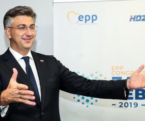 20.11.2019., Zagreb - Prvi dan dvodnevnog 24. izbornog kongresa Europske pucke stranke (EPP) u zagrebackoj Areni. Vise od 2000 sudionika iz 40 zemalja tijekom kongresa izabrat ce novo vodstvo Europske pucke stranke. Sastanak premijera Andreja Plenkovica s novoizabranom predsjednicom Europske komisije Ursulom von der Leyen. 
Photo: Goran Stanzl/PIXSELL