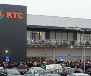 Karlovac: Na Švarči otvoren novoizgrađeni trgovački centar KTC 21.01.2019., Karlovac - U nazocnosti brojnih kupaca, uzvanika i vlasnika obitelji Katavic u Senjskoj ulici na Svarci otvoren je novoizgradjeni trgovacki centar KTC. Investicija je vrijedna 6,5 milijuna eura, zaposljavaju 48 djelatnika, a gradnja objekta trajala je sedam mjeseci. U sklopu trgovackog centra nalazi se supermarket, poljotrgovina i benzinska postaja. 
Photo: Kristina Stedul Fabac/PIXSELL