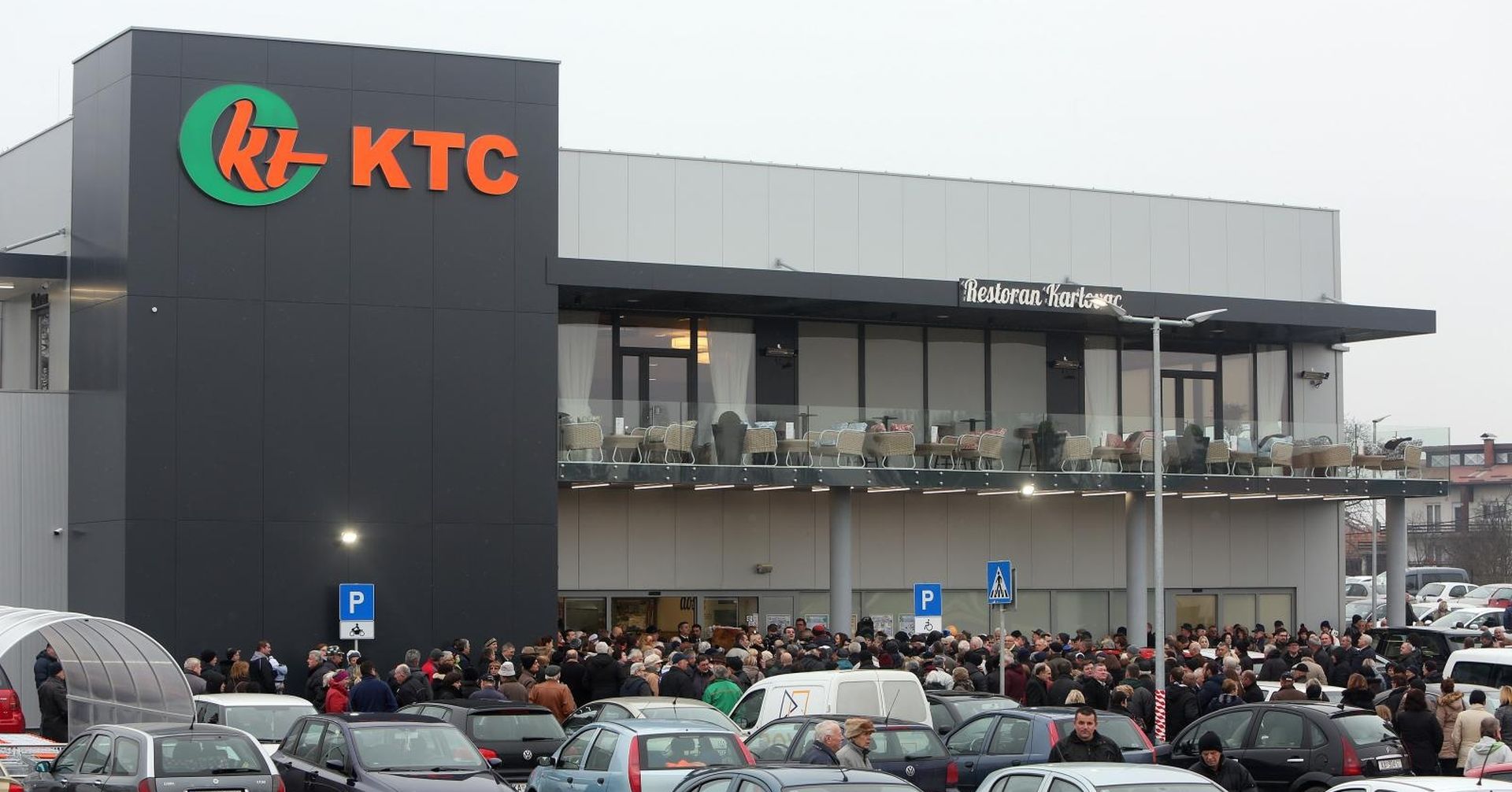 Karlovac: Na Švarči otvoren novoizgrađeni trgovački centar KTC 21.01.2019., Karlovac - U nazocnosti brojnih kupaca, uzvanika i vlasnika obitelji Katavic u Senjskoj ulici na Svarci otvoren je novoizgradjeni trgovacki centar KTC. Investicija je vrijedna 6,5 milijuna eura, zaposljavaju 48 djelatnika, a gradnja objekta trajala je sedam mjeseci. U sklopu trgovackog centra nalazi se supermarket, poljotrgovina i benzinska postaja. 
Photo: Kristina Stedul Fabac/PIXSELL