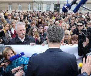 21.11.2019., Zagreb -Premijer Plenkovic obratio se izmedju dva protokola prosvjednicima na Trgu svetog Marka. 
Photo: Patrik Macek/PIXSELL
