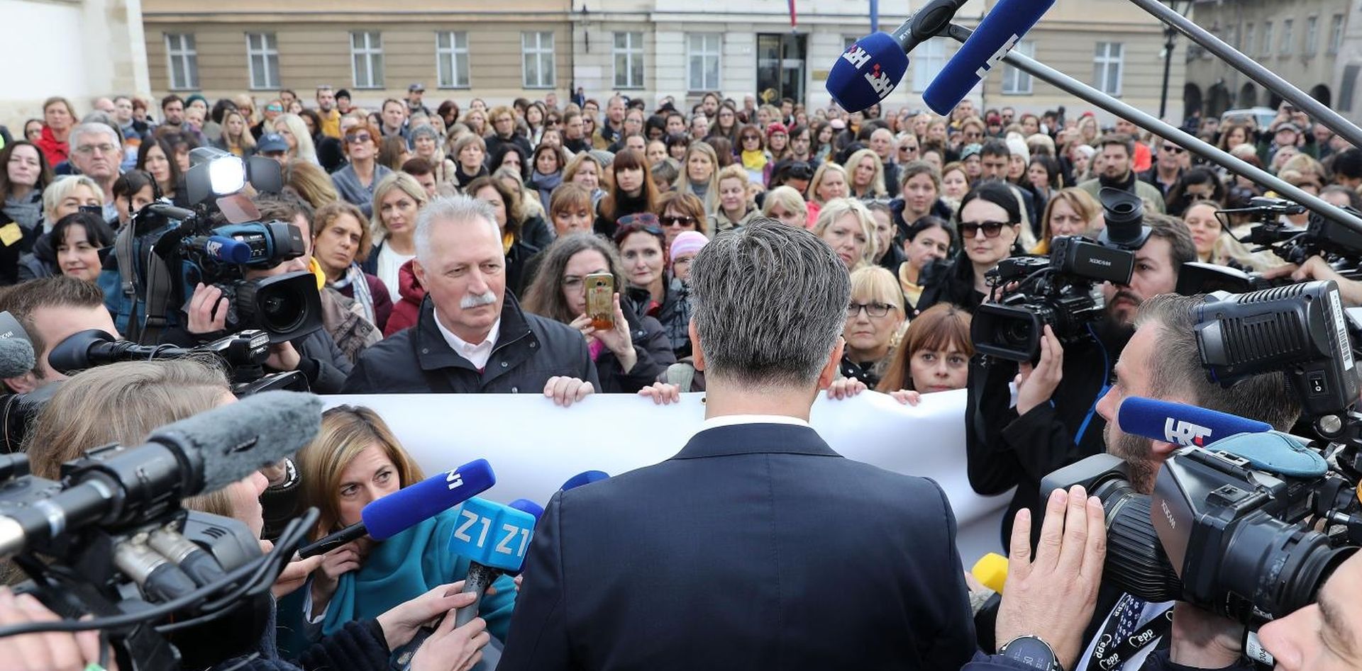 21.11.2019., Zagreb -Premijer Plenkovic obratio se izmedju dva protokola prosvjednicima na Trgu svetog Marka. 
Photo: Patrik Macek/PIXSELL