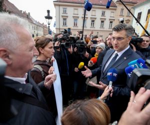 21.11.2019.,  Zagreb, Markov trg - Prosvjed sindikata skolstva,  Sindikat hrvatskih ucitelja i Nezavisni sindikat zaposlenih u Srednjim skolama Hrvatske odrzao je "Prosvjed sutnje“. Tristotinjak prosvjednika nosilo  je transparent s porukom Vladi RH u tisini.  Okupljenim prosvjednicima na celu sa Branimirom Mihalinecom  obratio se predsjednik Vlade Andrej Plenkovic.
Photo: Igor Kralj/PIXSELL
