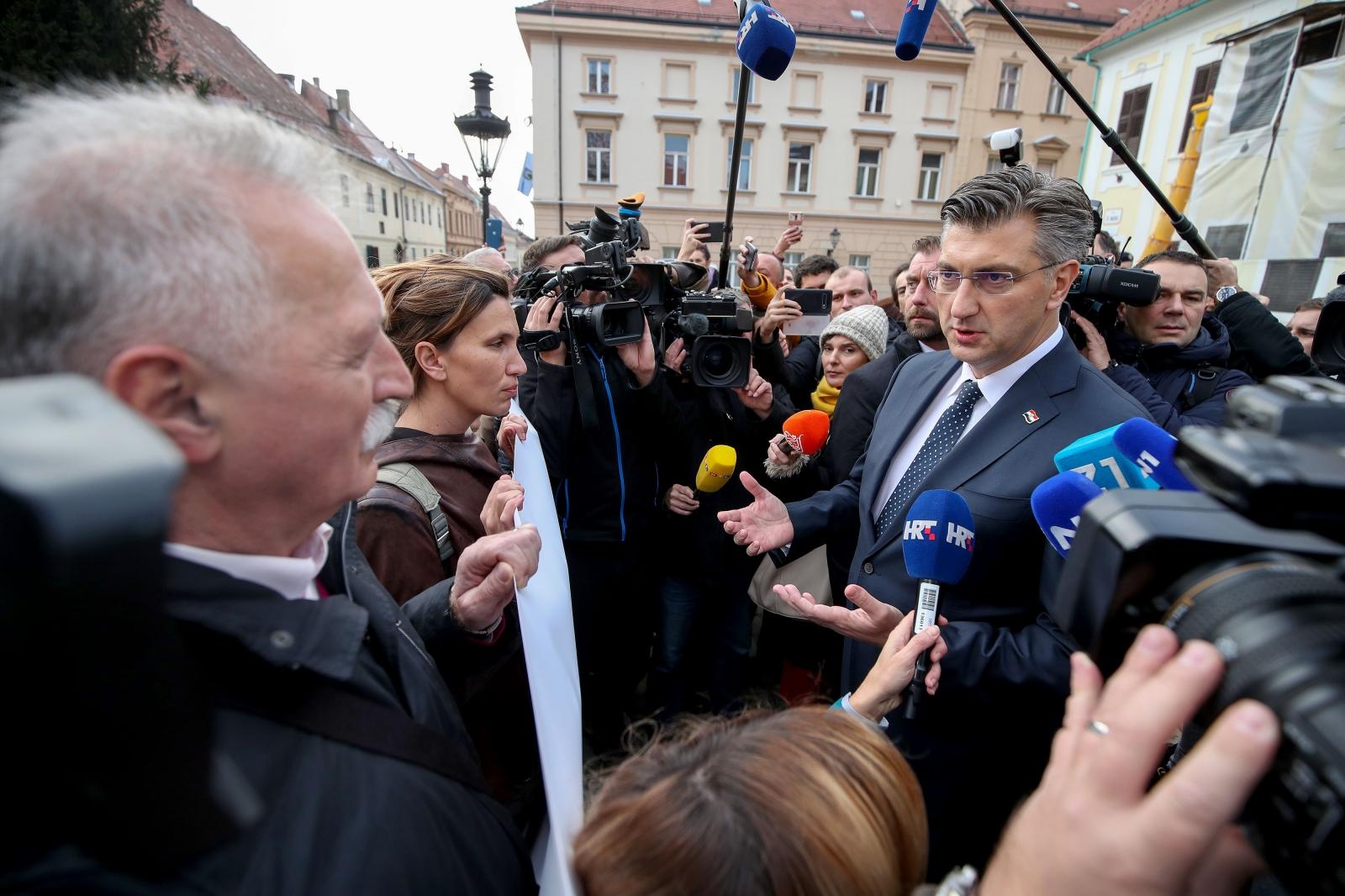 21.11.2019.,  Zagreb, Markov trg - Prosvjed sindikata skolstva,  Sindikat hrvatskih ucitelja i Nezavisni sindikat zaposlenih u Srednjim skolama Hrvatske odrzao je "Prosvjed sutnje“. Tristotinjak prosvjednika nosilo  je transparent s porukom Vladi RH u tisini.  Okupljenim prosvjednicima na celu sa Branimirom Mihalinecom  obratio se predsjednik Vlade Andrej Plenkovic.
Photo: Igor Kralj/PIXSELL