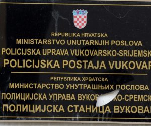 23.09.2014., Vukovar - U Vukovaru su ponovno razbijene dvojezicne ploce. Ispred PP Vukovar okupilo se tridesetak ljudi koji su s odusevljenjem docekali osobe koje su zbog ovog djela zadrzane na ispitivanju nakon cega su pusteni. 
Photo: Goran Ferbezar/PIXSELL
