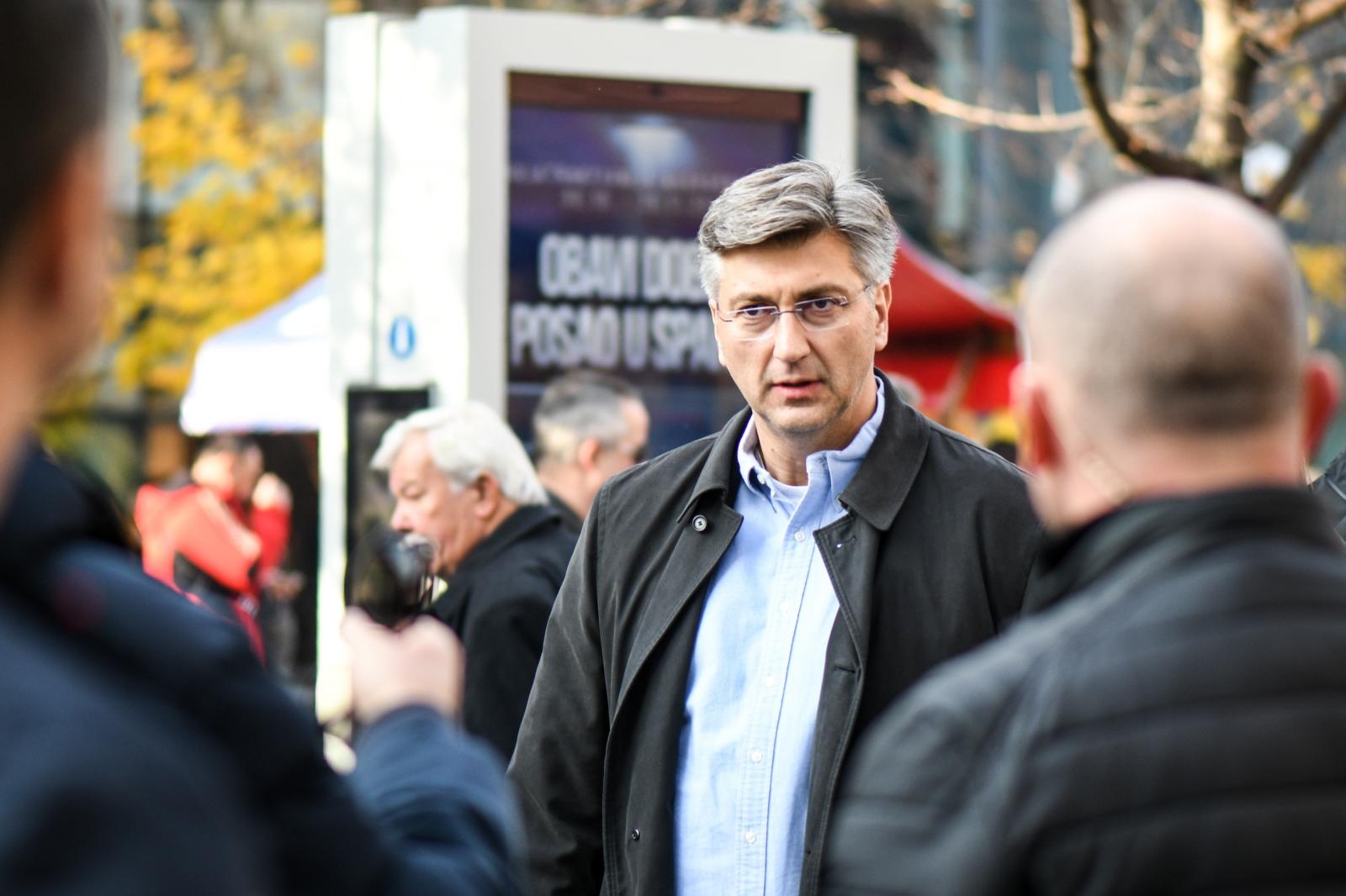 20.11.23., Zagreb - Susret premijera Plenkovica i predsjednickog kandidata Daria Juricana na Cvjetnom trgu
Photo: Zoe Sarlija/PIXSELL