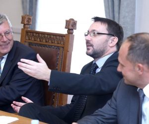25.09.2019., Zagreb - U Saboru je odrzana 61. sjednica Odbora za Ustav, Poslovnik i politicki sustav. Odbor je raspravljao o SDP-ovom prijedlogu o dopuni Zakona o sprjecavanju sukoba interesa. Zeljko Reiner, Arsen Bauk, Sinisa Hajdas Doncic. 
Photo: Patrik Macek/PIXSELL