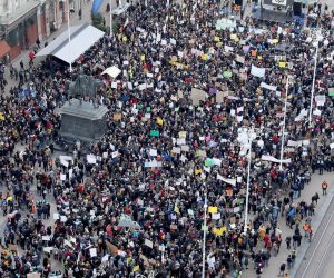 25.11.2019., Zagreb - Prosvjed u organizaciji sindikata osnovnih i srednjih skola pod nazivom Hrvatska mora bolje. Nakon okupljanja na Trgu republike Hrvatske prosvjednici krecu  prema Trgu bana Josipa Jelacica. Prosvjednici su stigli na Trg bana Josipa Jelacica

Photo: Patrik Macek/PIXSELL