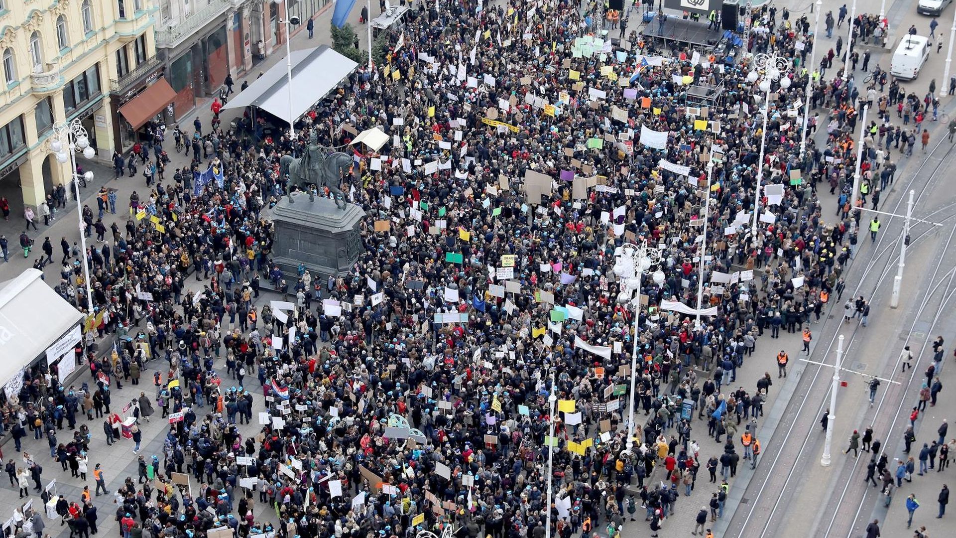 25.11.2019., Zagreb - Prosvjed u organizaciji sindikata osnovnih i srednjih skola pod nazivom Hrvatska mora bolje. Nakon okupljanja na Trgu republike Hrvatske prosvjednici krecu  prema Trgu bana Josipa Jelacica. Prosvjednici su stigli na Trg bana Josipa Jelacica

Photo: Patrik Macek/PIXSELL
