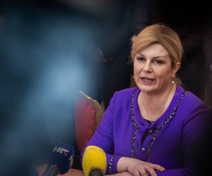 25.11.2019., Osijek - U svecanim prostorijama Osjecko-baranjske zupanije odrzalo se svecano potpisivanje ugovora o dodjeli bespovratnih sredstava i ugovora o sufinanciranju EU projekata. Ukupna vrijednost ugovora iznosi 573.244.177,00 kuna, a s korisnicima i partnerima ih potpisuju ministar zastite okolisa i energetike dr.sc. Tomislav Coric i generalni direktor Hrvatskih voda mr.sc. Zoran Djurokovic. Potpisivanju su nazocili  predsjednica Republike Hrvatske Kolinda Grabar Kitarovic i zupan van Anusic. Photo: Davor Javorovic/PIXSELL
