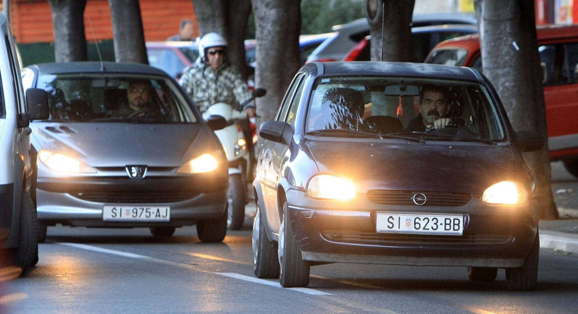 26.10.2014., Sibenik -
Pocelo je zimsko racunanje vremena. Zakon o sigurnosti prometa na cestama nalaze vozacima da u razdoblju zimskog racunanja vremena na motornim vozilima za vrijeme voznje danju moraju imati upaljena dnevna ili kratka svjetla.
Photo: Dusko Jaramaz/PIXSELL