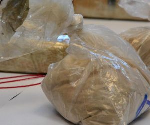 26.10.2017., Slavonski Brod - Policijski sluzbenici Policijske uprave brodsko-posavske proveli su kriminalisticko istrazivanje nad tri osobe na okolnosti pocinjenja kaznenih djela, u okviru kojeg je
pronadjeno oko 6,5 kilograma heroina. 
Ukupno 6,5 kilograma heroina pronasla je 25. listopada policija i carina na granicnom prijelazu Slavonski Brod, u vozilu makedonskih registracija kojim je u Hrvatsku pokusao troje drzavljana Republike Makedonije. 
Photo: Ivica Galovic/PIXSELL