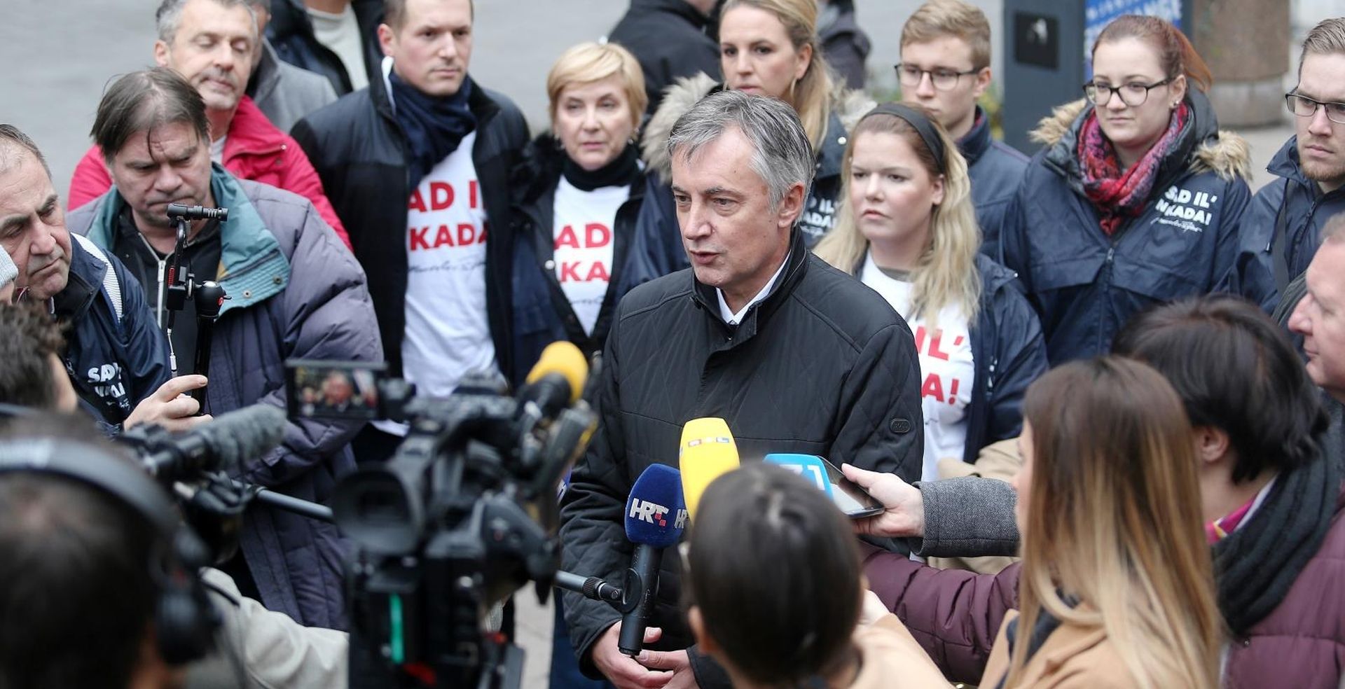 27.11.2019., Zagreb - Predsjednicki kandidat Miroslav Skoro obisao je stand za prikupljanje potpisa podrske kandidaturi i dao izjavu za medije.  
Photo: Dalibor Urukalovic/PIXSELL