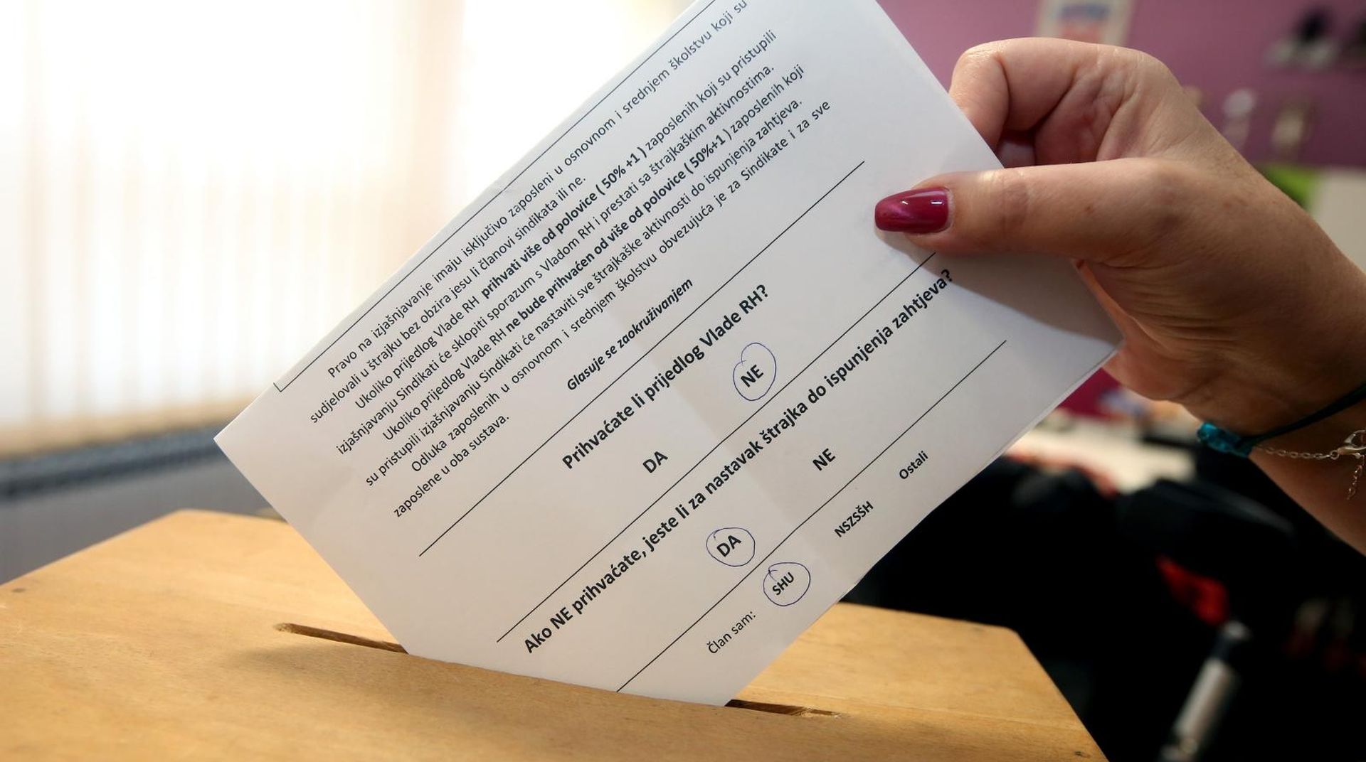 28.11.2019., Sibenik - U skolama diljem Hrvatske u tijeku je sindikalni referendum. Photo: Dusko Jaramaz/PIXSELL