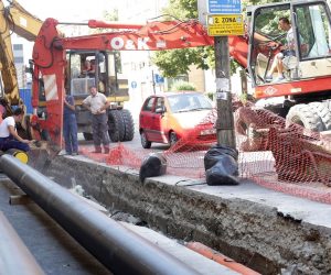 29.08.2016., Zagreb - Zbog izvodjenja radova na revitalizaciji magistralnog vrelovoda u Badalicevoj ulici na dijelu od Ulice S. S. Kranjcevica do k. br. 24 (DV Tresnjevka), od 29. kolovoza od 8 sati do 25. rujna do 16 sati za sav promet bit ce zatvoren istocni dio kolnika te ce se promet navedenom dionicom odvijati jednosmjerno u smjeru juga. 
Photo: Luka Stanzl/PIXSELL