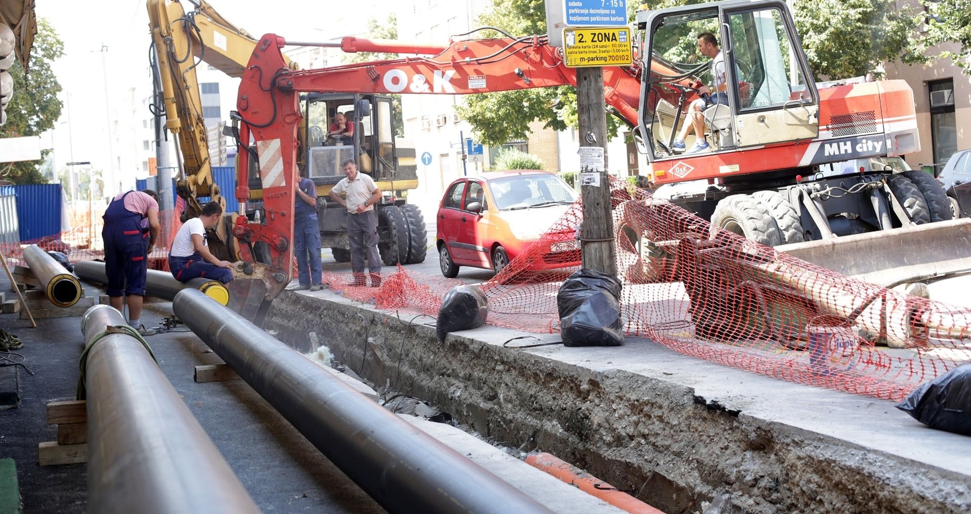 29.08.2016., Zagreb - Zbog izvodjenja radova na revitalizaciji magistralnog vrelovoda u Badalicevoj ulici na dijelu od Ulice S. S. Kranjcevica do k. br. 24 (DV Tresnjevka), od 29. kolovoza od 8 sati do 25. rujna do 16 sati za sav promet bit ce zatvoren istocni dio kolnika te ce se promet navedenom dionicom odvijati jednosmjerno u smjeru juga. 
Photo: Luka Stanzl/PIXSELL