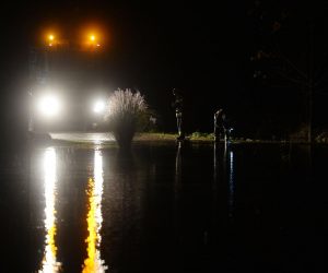 Lovrečan otok: Vatrogasci se bore s Dravom koja se izlila iz korita i prijeti kućama 30.10.2018., Lovrecan Otok- Vatrogasci obranili nekoliko kuca od poplave koja je nastala nakon obilne kise zbog koje se izlila rijeka Drava. Vodostaj je u opadanju.
Photo: Vjeran Zganec Rogulja/PIXSELL