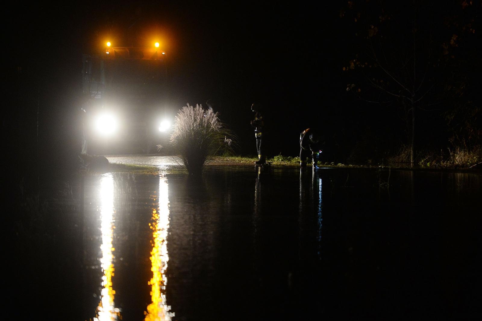 Lovrečan otok: Vatrogasci se bore s Dravom koja se izlila iz korita i prijeti kućama 30.10.2018., Lovrecan Otok- Vatrogasci obranili nekoliko kuca od poplave koja je nastala nakon obilne kise zbog koje se izlila rijeka Drava. Vodostaj je u opadanju.
Photo: Vjeran Zganec Rogulja/PIXSELL