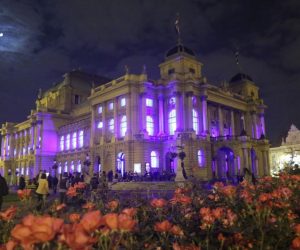 30.09.2017., Zagreb -  Trece izdanje kulturno-umjetnicke manifestacije Bijela noc. Zgrada Hrvatskog narodnog kazalista postala je Trg u G-Duru, svjetlosno-auditivna instalacija umjetnika Igora Pauske i Alena Sinkauza koja kroz dvjesto svjetlosnih tijela prvi puta osvjetljava zgradu kazalista iz unutra prema van. 
Photo: Luka Stanzl/PIXSELL