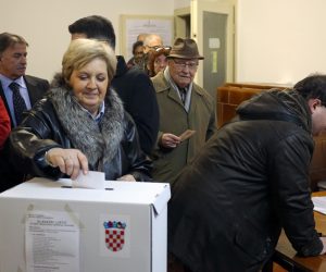 Zagreb, 11.01.2015 - Graðanka glasuje u drugom krugu na Predsjednièkim izborima na biraèkome mjestu u Mjesnom odboru "Nadbiskup Antun Bauer".
foto HINA/ Damir SENÈAR /ds