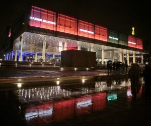 Zagreb, 11.12.2009 - Nekoliko tisuæa Zagrepèana i njihovih gostiju, istaknuti likovni umjetnici, predstavnici hrvatskog dravnog vrha, ministri kulture iz susjednih zemalja, veleposlanici i brojni drugi ljubitelji umjetnosti nazoèili su veèeras sveèanosti otvorenja nove zgrade Muzeja suvremene umjetnosti u Zagrebu. Muzej je otvorila predsjednica Vlade RH Jadranka Kosor istaknuvi kako je ovo otvorenje kulturni dogaðaj godine, desetljeæa i stoljeæa, za èim su teile brojne generacije. Podsjetila je kako se dosadanje djelovanje Muzeja suvremene umjetnosti odvijalo u Palaèi Kulmer na zagrebaèkom Gornjem gradu.
foto FaH/ Dario GRZELJ /ds