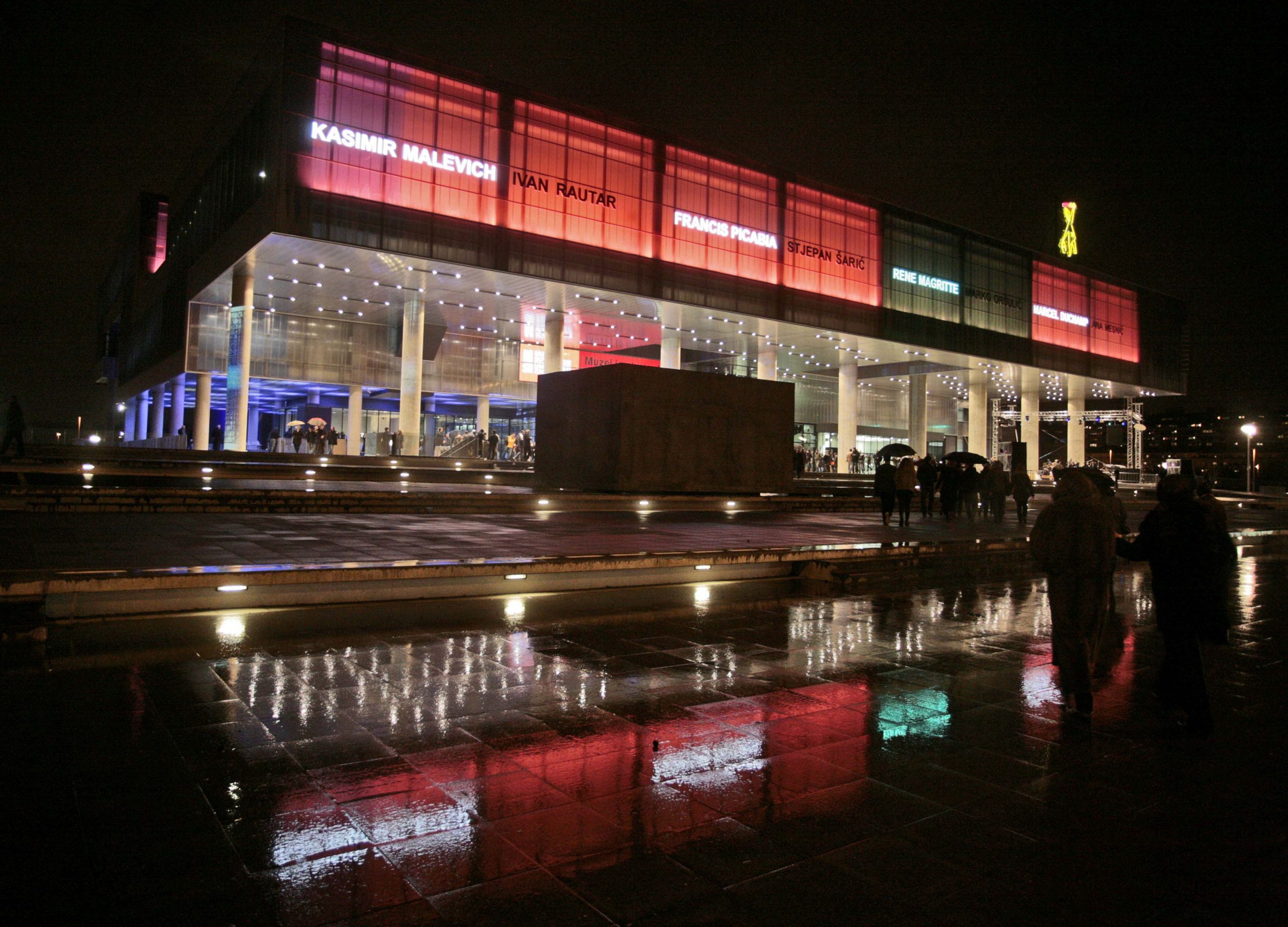 Zagreb, 11.12.2009 - Nekoliko tisuæa Zagrepèana i njihovih gostiju, istaknuti likovni umjetnici, predstavnici hrvatskog dravnog vrha, ministri kulture iz susjednih zemalja, veleposlanici i brojni drugi ljubitelji umjetnosti nazoèili su veèeras sveèanosti otvorenja nove zgrade Muzeja suvremene umjetnosti u Zagrebu. Muzej je otvorila predsjednica Vlade RH Jadranka Kosor istaknuvi kako je ovo otvorenje kulturni dogaðaj godine, desetljeæa i stoljeæa, za èim su teile brojne generacije. Podsjetila je kako se dosadanje djelovanje Muzeja suvremene umjetnosti odvijalo u Palaèi Kulmer na zagrebaèkom Gornjem gradu.
foto FaH/ Dario GRZELJ /ds