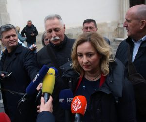Zagreb, 1.12.2019 - Nastavak pregovora obrazovnih sindikata i Vlade u zgradi Vlade. Na slici Branimir Mihalinec, Vilim Ribić, Sanja Šprem i Igor Radeka.
Foto HINA/ Dario GRZELJ/ dag