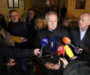Zagreb, 1.12.2019 - Nastavak pregovora obrazovnih sindikata i Vlade nastavit u zgradi Vlade. Na slici predstavnici sindikata nakon pregovora.
Foto HINA/ Dario GRZELJ/ dag