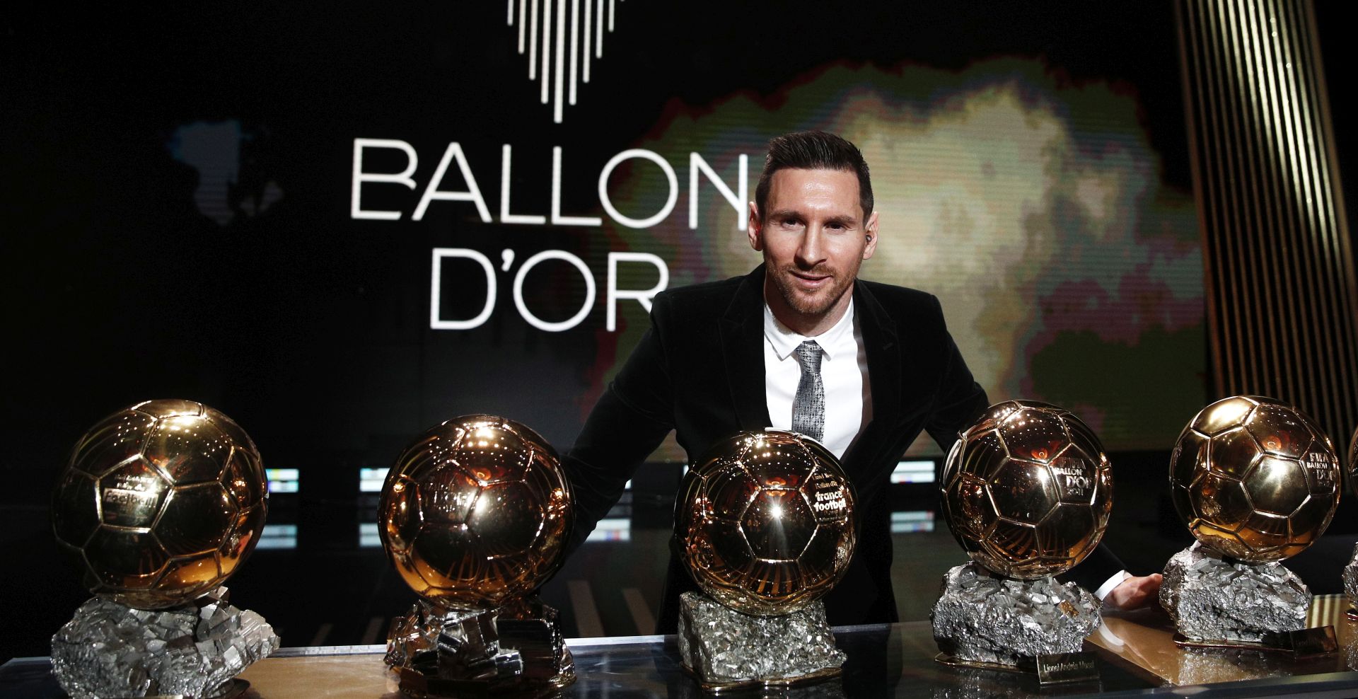 epa08040246 The Men's 2019 Ballon d'Or winner Barcelona forward Lionel Messi poses with his six Ballon d'Or trophies during the ceremony at Theatre du Chatelet in Paris, France, 02 December 2019.  EPA/YOAN VALAT
