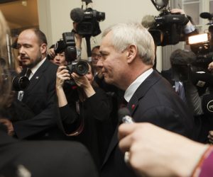epa08040871 Finnish Prime Minister Antti Rinne (C) arriving to the Social Democratic Party crisis meeting 03 December 2019. The Finnish government is embroiled in a political crisis that may see Prime Minister's resignation just six months into his term. Due to Center Party withdrawing its support, the government could collapse and new elections would be called. The government has faced criticism because of its handling of the recent postal strike of state-owned Posti Group postal workers.  Finski socijaldemokrati, koje vode koalicijsku vladu sastavljenu od pet stranaka, izabrali su 34-godišnju ministricu prometa Sannu Marin za svoju kandidatkinju za premijerku, najmlađu koju je ta zemlja ikada imala, nakon što je dosadašnji šef vlade Antti Rinne podnio ostavku.

"Pred nama je puno posla kako bi obnovili povjerenje", rekla je Marin novinarima nakon što je izabrana.

Ako ju potvrdi parlament, bit će na čelu nove koalicijske vlade.

Rinne je odstupio s dužnosti u utorak i predao ostavku svoje vlade na sastanku s predsjednikom Saulijem Niinistom nakon što je jedan od koalicijskih partnera rekao da više nema povjerenja u njega.

Stranka centra, jedna od pet stranaka u koaliciji koju je formirao u lipnju, izrazila je sumnje u čelnika socijaldemokrata u jeku nedavnog spora zbog tržišta rada u koji je upletena državna poštanska služba Posti.

Transfer 700 radnika na niže plaćene ugovore izazvao je 17-dnevni štrajk koji je završen prošli tjedan.