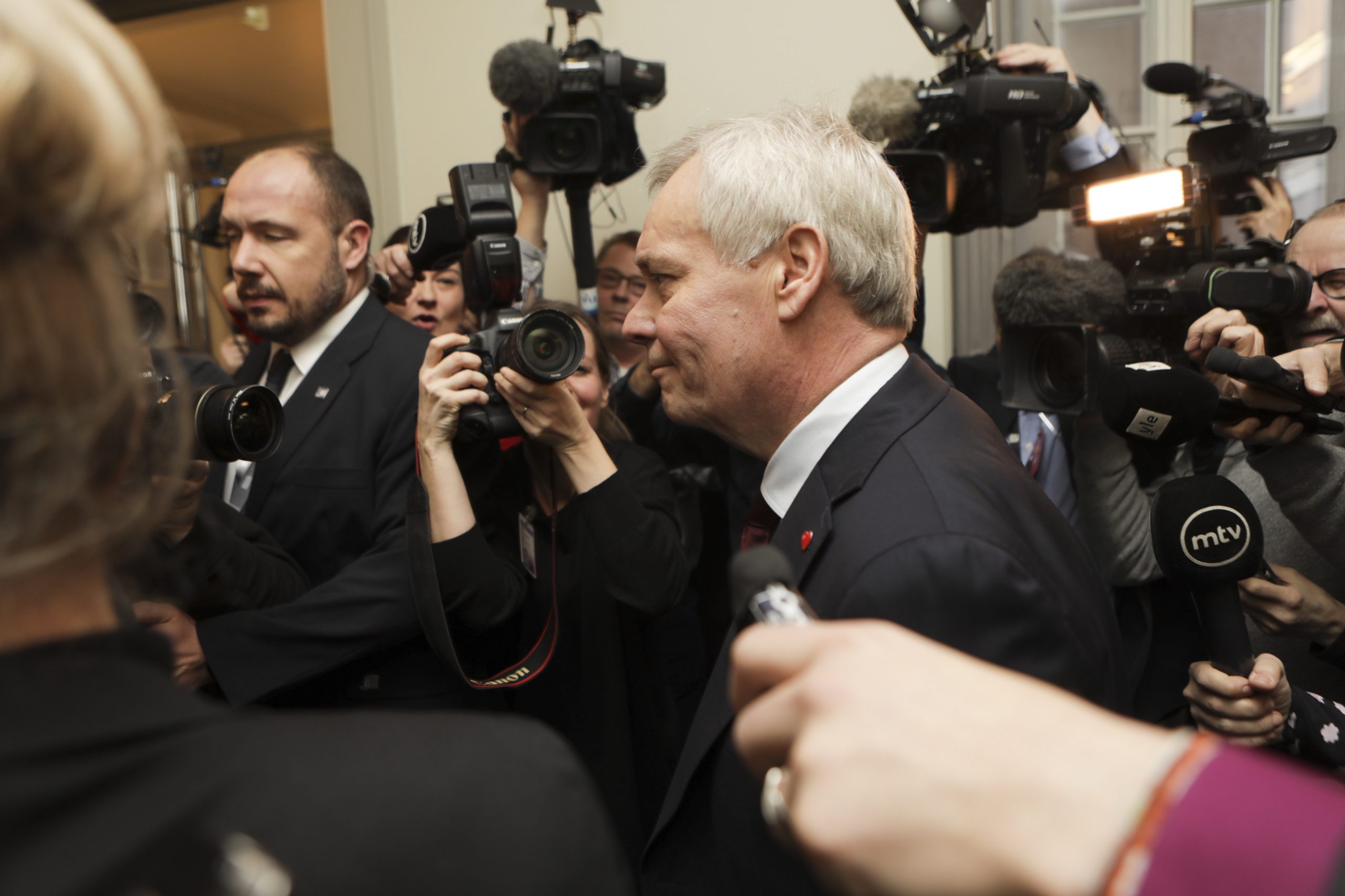 epa08040871 Finnish Prime Minister Antti Rinne (C) arriving to the Social Democratic Party crisis meeting 03 December 2019. The Finnish government is embroiled in a political crisis that may see Prime Minister's resignation just six months into his term. Due to Center Party withdrawing its support, the government could collapse and new elections would be called. The government has faced criticism because of its handling of the recent postal strike of state-owned Posti Group postal workers.  Finski socijaldemokrati, koje vode koalicijsku vladu sastavljenu od pet stranaka, izabrali su 34-godišnju ministricu prometa Sannu Marin za svoju kandidatkinju za premijerku, najmlađu koju je ta zemlja ikada imala, nakon što je dosadašnji šef vlade Antti Rinne podnio ostavku.

"Pred nama je puno posla kako bi obnovili povjerenje", rekla je Marin novinarima nakon što je izabrana.

Ako ju potvrdi parlament, bit će na čelu nove koalicijske vlade.

Rinne je odstupio s dužnosti u utorak i predao ostavku svoje vlade na sastanku s predsjednikom Saulijem Niinistom nakon što je jedan od koalicijskih partnera rekao da više nema povjerenja u njega.

Stranka centra, jedna od pet stranaka u koaliciji koju je formirao u lipnju, izrazila je sumnje u čelnika socijaldemokrata u jeku nedavnog spora zbog tržišta rada u koji je upletena državna poštanska služba Posti.

Transfer 700 radnika na niže plaćene ugovore izazvao je 17-dnevni štrajk koji je završen prošli tjedan.