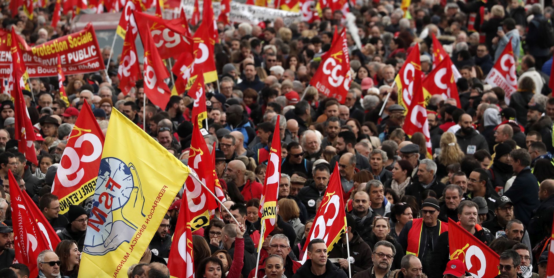 epa08046135 Public and private workers demonstrate and shout slogans during a demonstration against pension reforms in Marseille, France, 05 December 2019. Unions representing railway and transport workers and many others in the public sector have called for a general strike and demonstration to protest against French government's reform of the pension system.  EPA/GUILLAUME HORCAJUELO